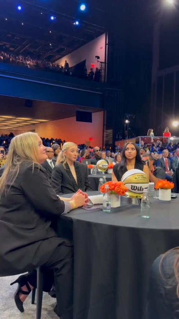 今天這穿搭，差點(diǎn)沒(méi)認(rèn)出來(lái)！佩奇-布克斯當(dāng)選WNBA狀元后十分淡定