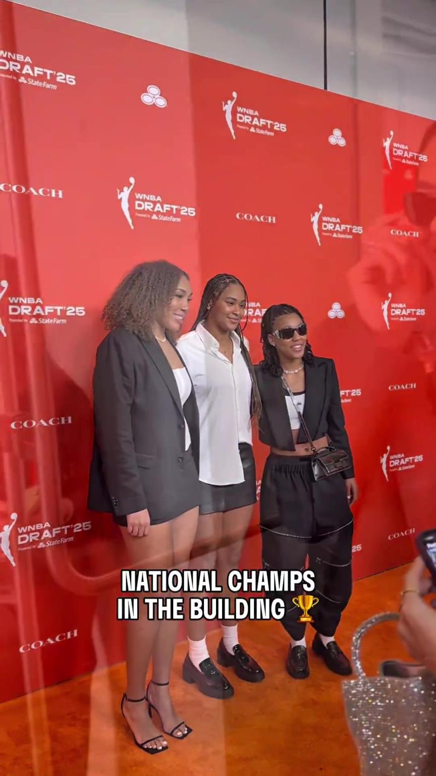 吧友們有喜歡的嗎？WNBA選秀大會(huì)上，到處都有靚麗的風(fēng)景線(xiàn)