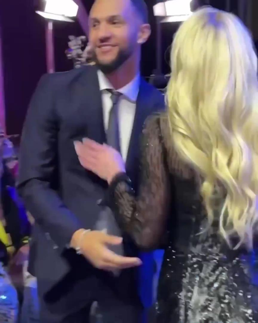 身材姣好！薩格斯的女友海莉被芝加哥天空選中！兩人接吻慶祝